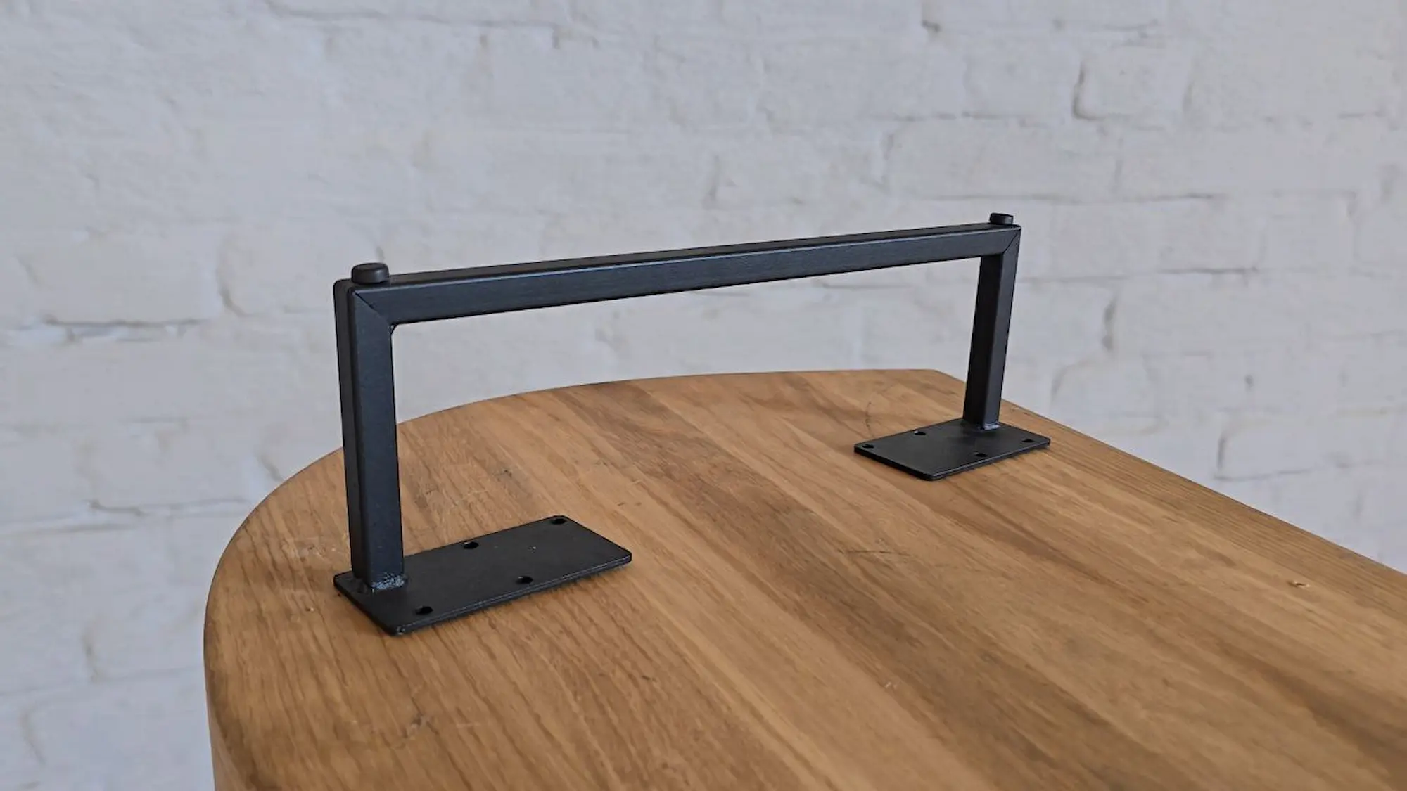 Меблева фурнітура та металеві комплектуючі